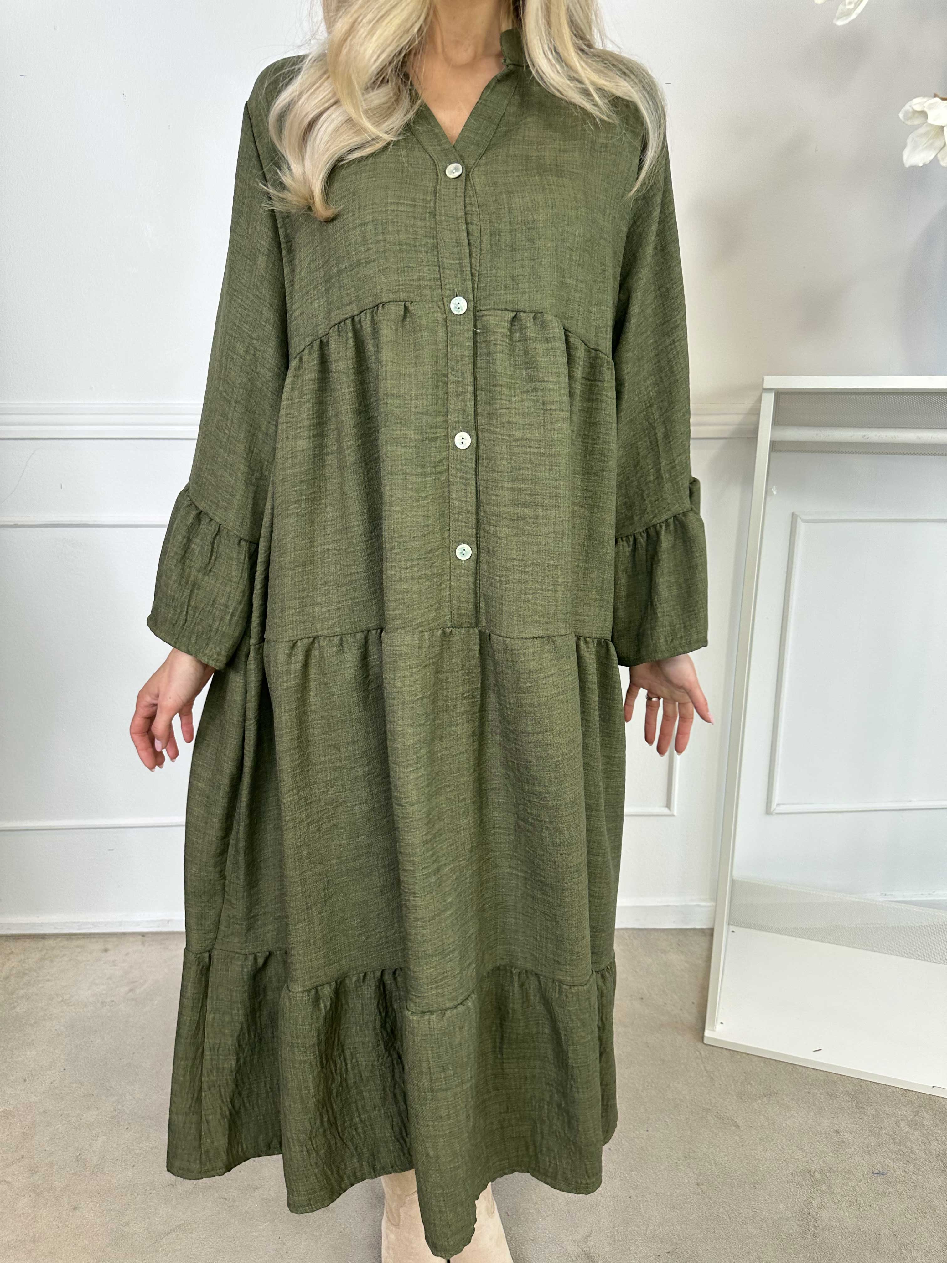 Arjana - Söt klänning med lager i lagerlook och knappar